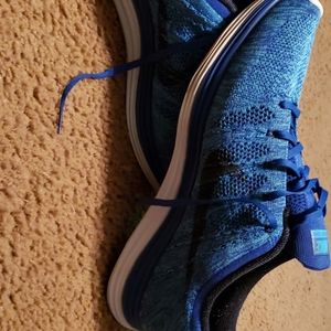 Nike flyknit shoes